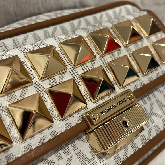 Micheal Kors Signature Bradshaw Medium Pocket Camera Crossbody Studded - Picture 10 of 10